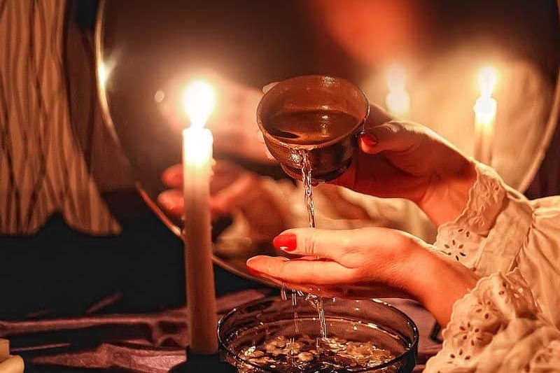 Агафья Сергеевна ставит свечи в церкви